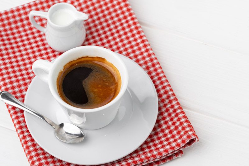 Por qué la taza del café viene con un plato? Lo que nadie te había explicado