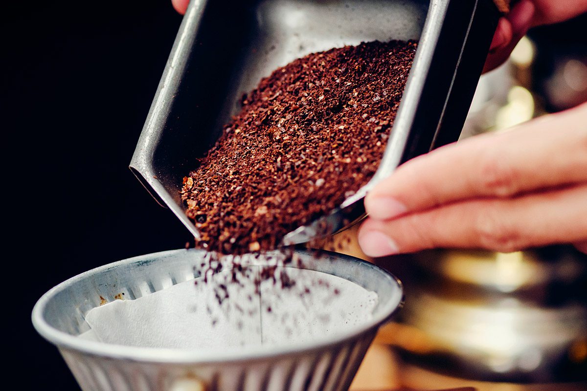 Vierta el filtro con el café molido en el embudo enfocado preparación del  café con filtro de goteo vierta el método alternativo de verter agua sobre  los granos de café tostados y