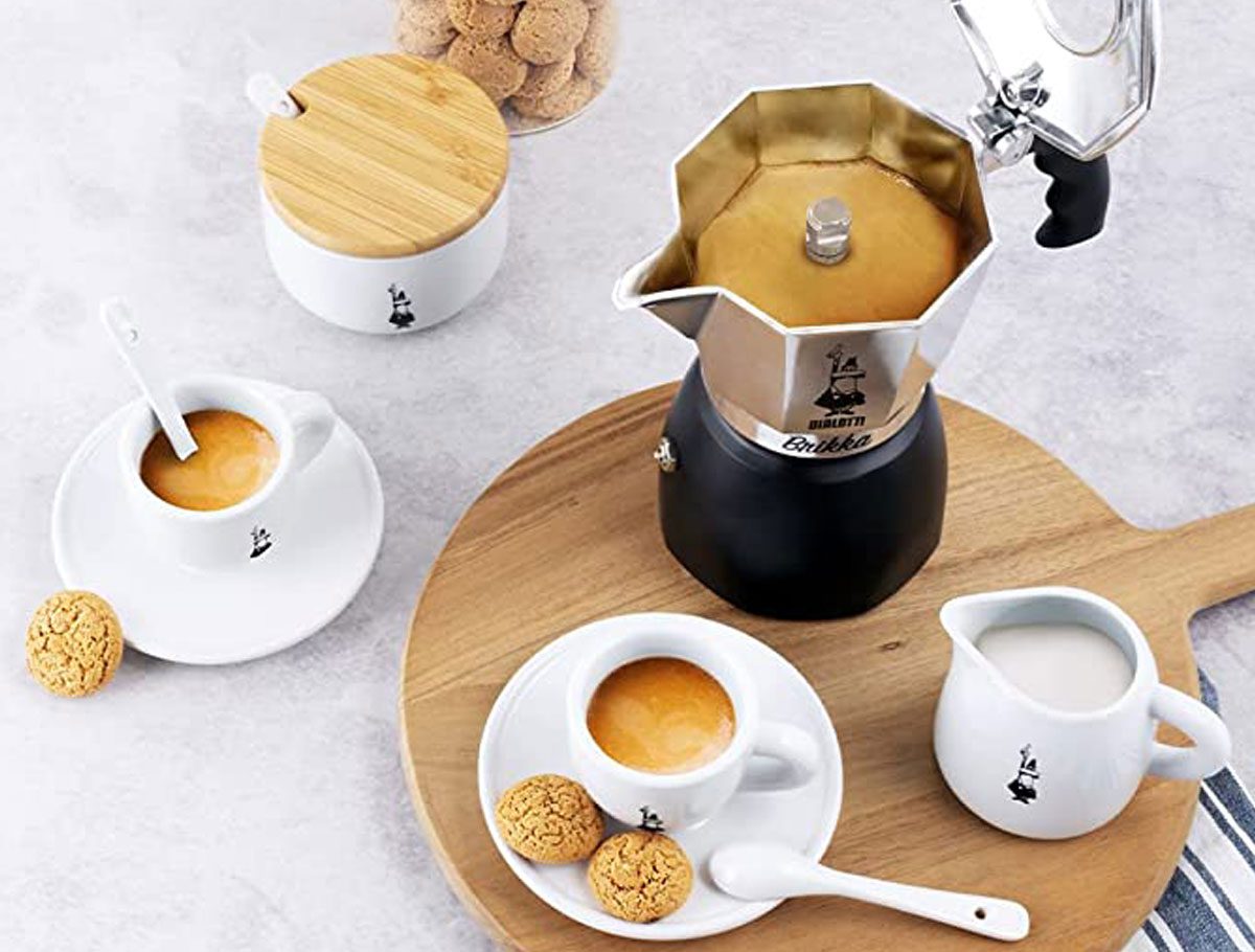 foto de cafetera moka, o italiana de marca Bialetti modelo New Brikka de Cafés Moreno en uso